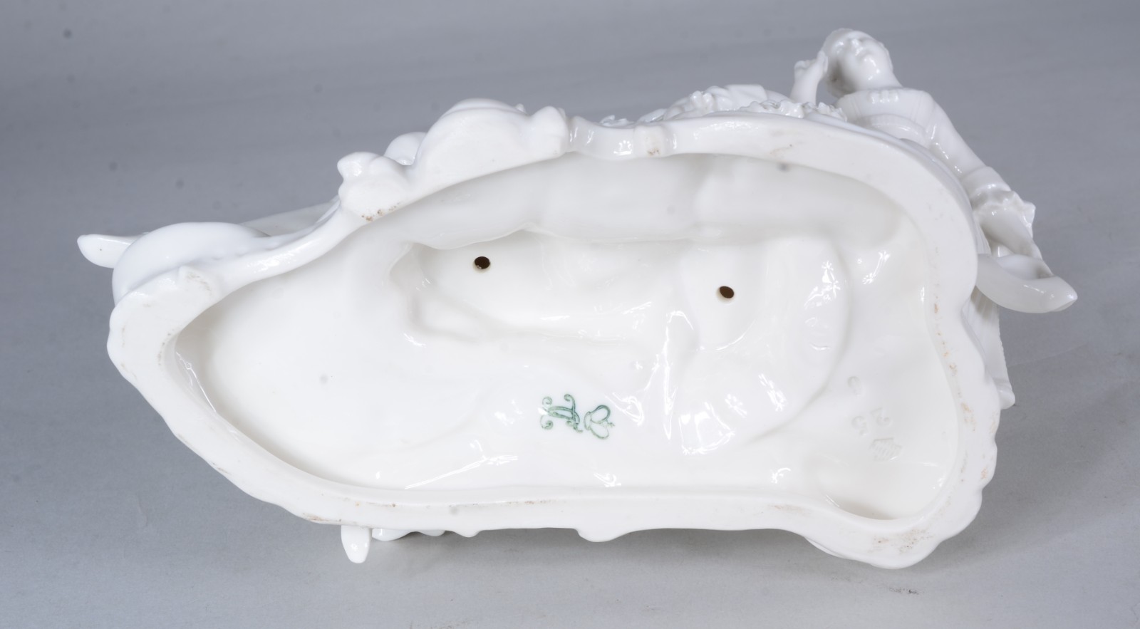 Grupo escultórico de porcelana europeia representando " O cochilo". - foto 6 de 8