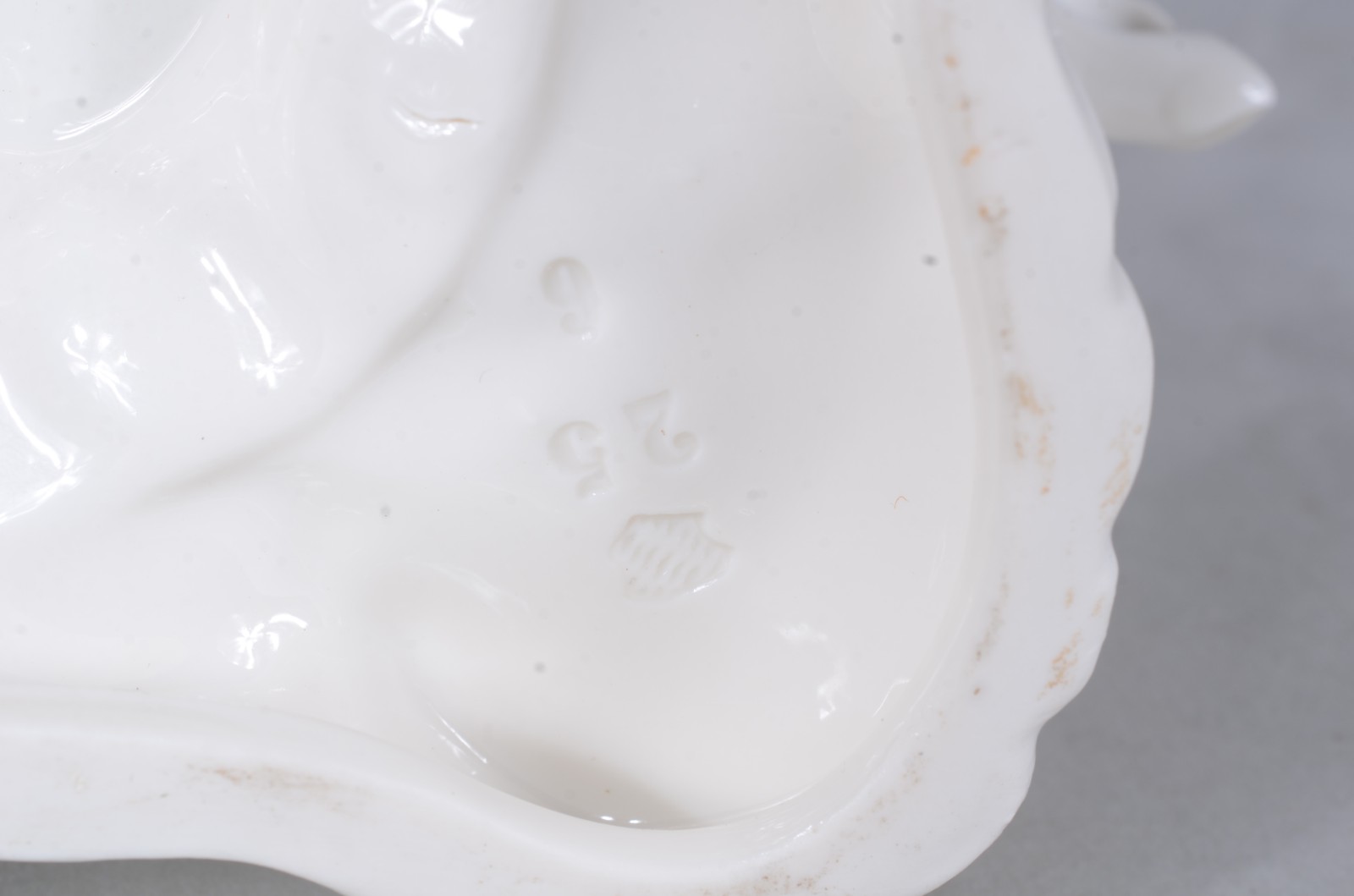 Grupo escultórico de porcelana europeia representando " O cochilo". - foto 7 de 8