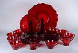 Serviço para chá de vidro vermelho, composto de... - Serviço para chá de vidro vermelho, composto de: 8 xícaras com pires, 7 pratos de sobremesa, leiteira, açucareiro e 1 prato grande para bolo. To...