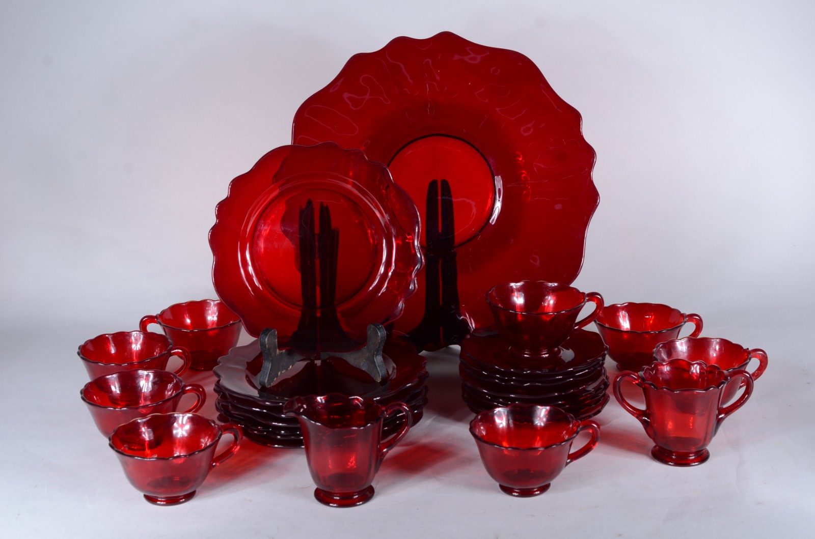 Serviço para chá de vidro vermelho, composto de: 8 xícaras com pires... - foto 1 de 6