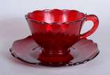 Serviço para chá de vidro vermelho, composto de... - Serviço para chá de vidro vermelho, composto de: 8 xícaras com pires, 7 pratos de sobremesa, leiteira, açucareiro e 1 prato grande para bolo. To...