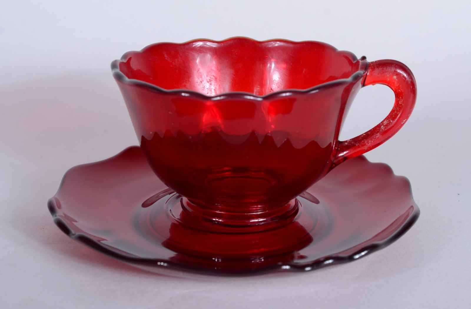 Serviço para chá de vidro vermelho, composto de: 8 xícaras com pires... - foto 2 de 6