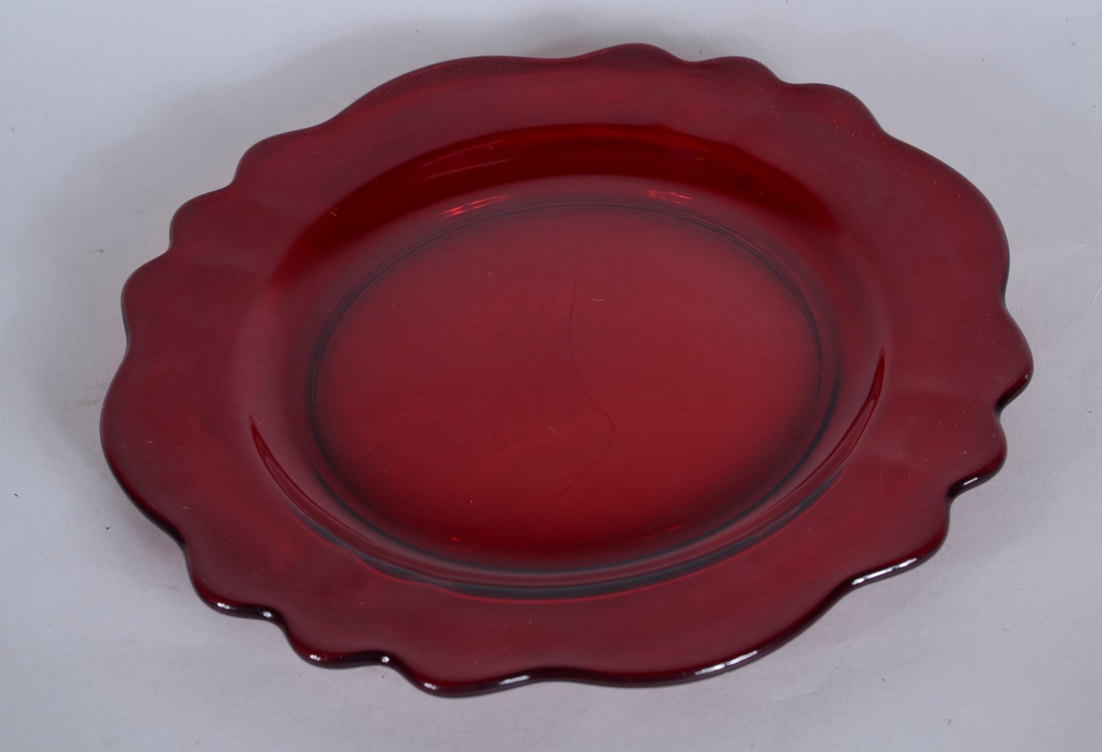 Serviço para chá de vidro vermelho, composto de: 8 xícaras com pires... - foto 3 de 6