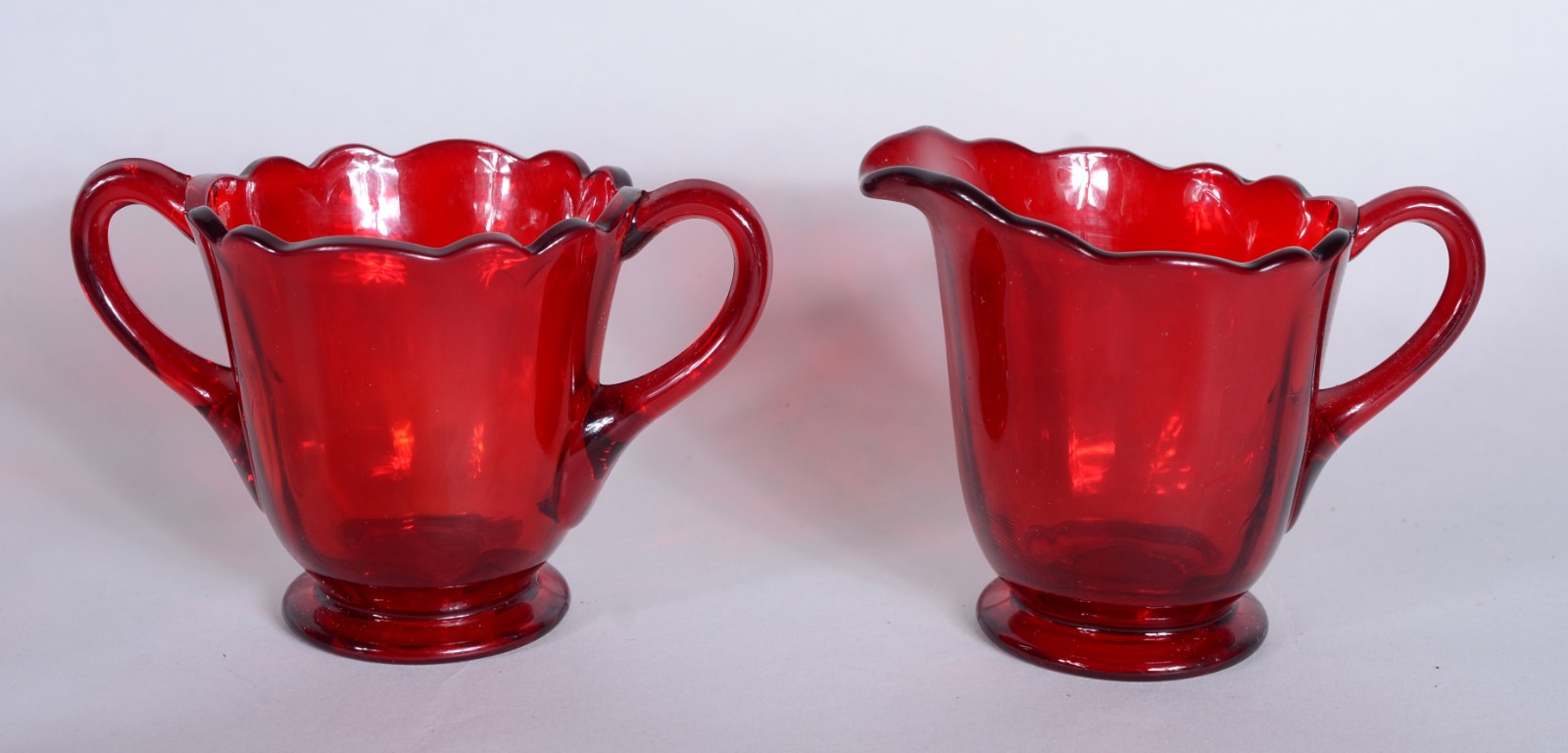 Serviço para chá de vidro vermelho, composto de: 8 xícaras com pires... - foto 4 de 6