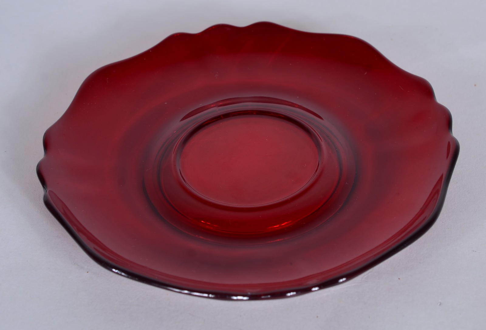 Serviço para chá de vidro vermelho, composto de: 8 xícaras com pires... - foto 5 de 6