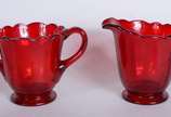 Serviço para chá de vidro vermelho, composto de... - Serviço para chá de vidro vermelho, composto de: 8 xícaras com pires, 7 pratos de sobremesa, leiteira, açucareiro e 1 prato grande para bolo. To...