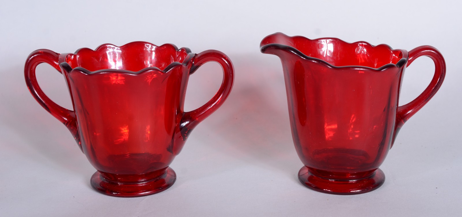 Serviço para chá de vidro vermelho, composto de: 8 xícaras com pires... - foto 6 de 6