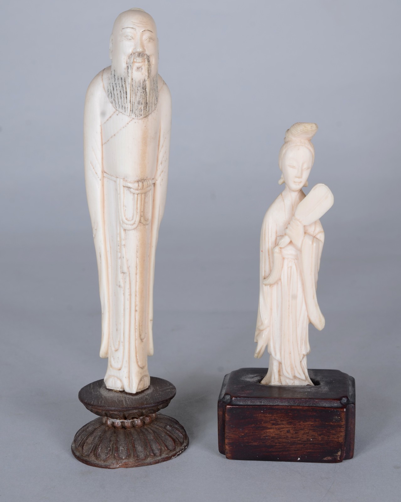Duas estatuetas de marfim representando sábio e gueixa com bases de... - foto 1 de 5