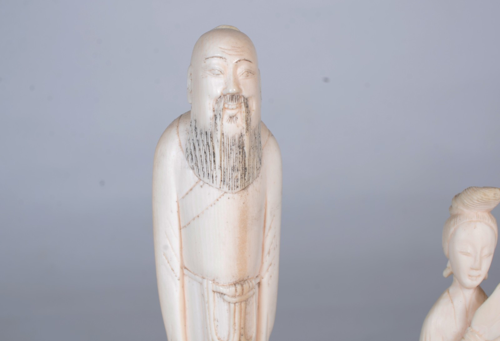 Duas estatuetas de marfim representando sábio e gueixa com bases de... - foto 2 de 5