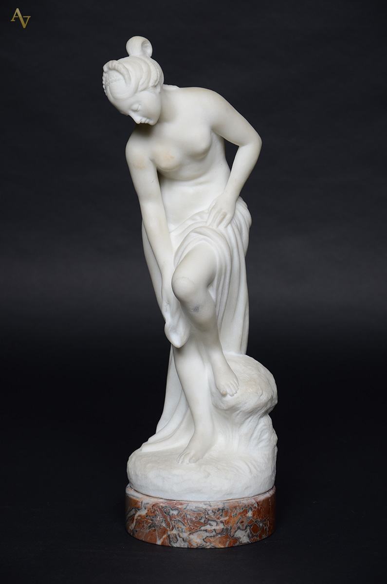 Escultura de alabastro representando figura feminina. Altura 46 cm. - foto 1 de 2