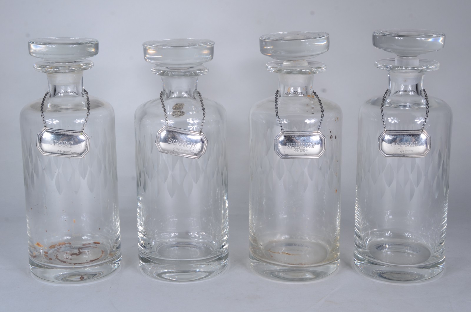 Conjunto com 4 garrafas cilíndricas de cristal, lapidadas à mão... - foto 1 de 10