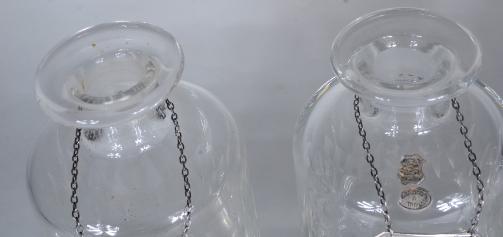 Conjunto com 4 garrafas cilíndricas de cristal, lapidadas à mão... - foto 6 de 10