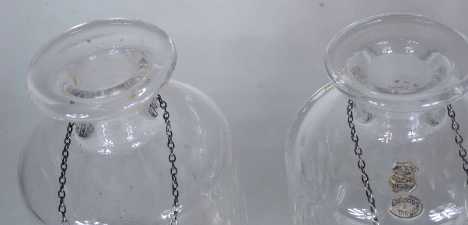 Conjunto com 4 garrafas cilíndricas de cristal, lapidadas à mão... - foto 7 de 10