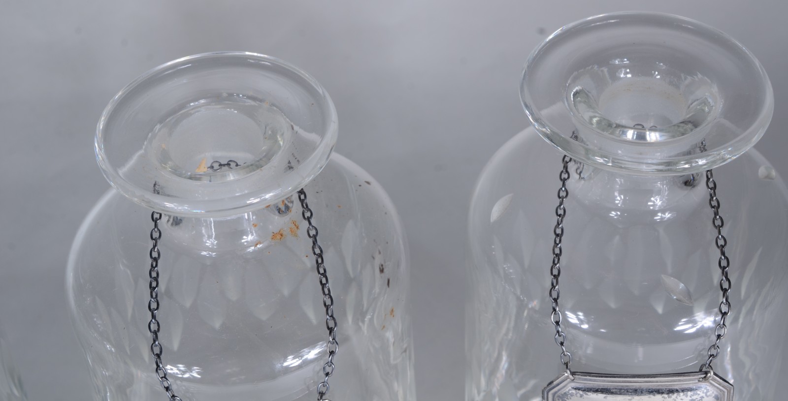 Conjunto com 4 garrafas cilíndricas de cristal, lapidadas à mão... - foto 8 de 10