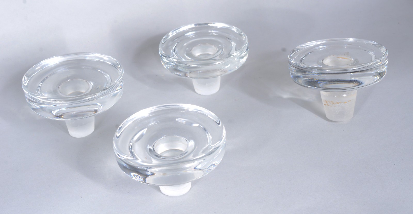 Conjunto com 4 garrafas cilíndricas de cristal, lapidadas à mão... - foto 9 de 10