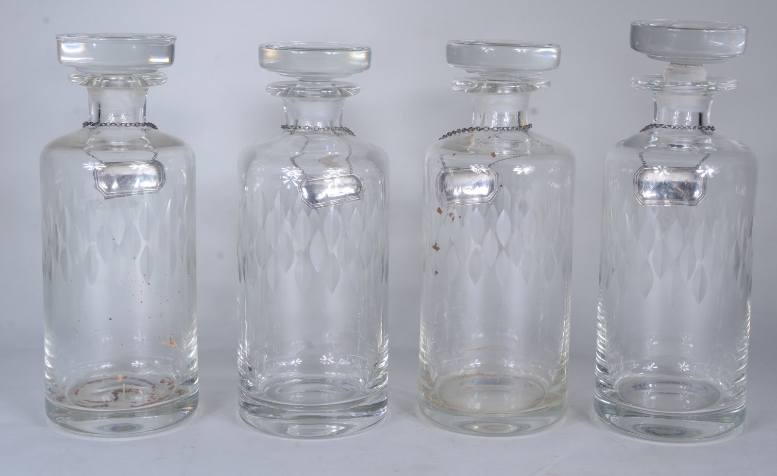 Conjunto com 4 garrafas cilíndricas de cristal, lapidadas à mão... - foto 10 de 10