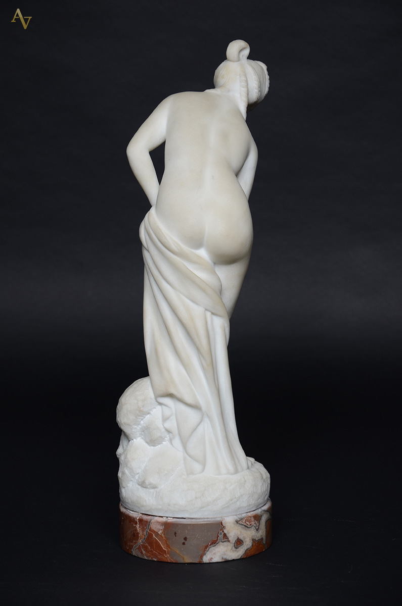 Escultura de alabastro representando figura feminina. Altura 46 cm. - foto 2 de 2