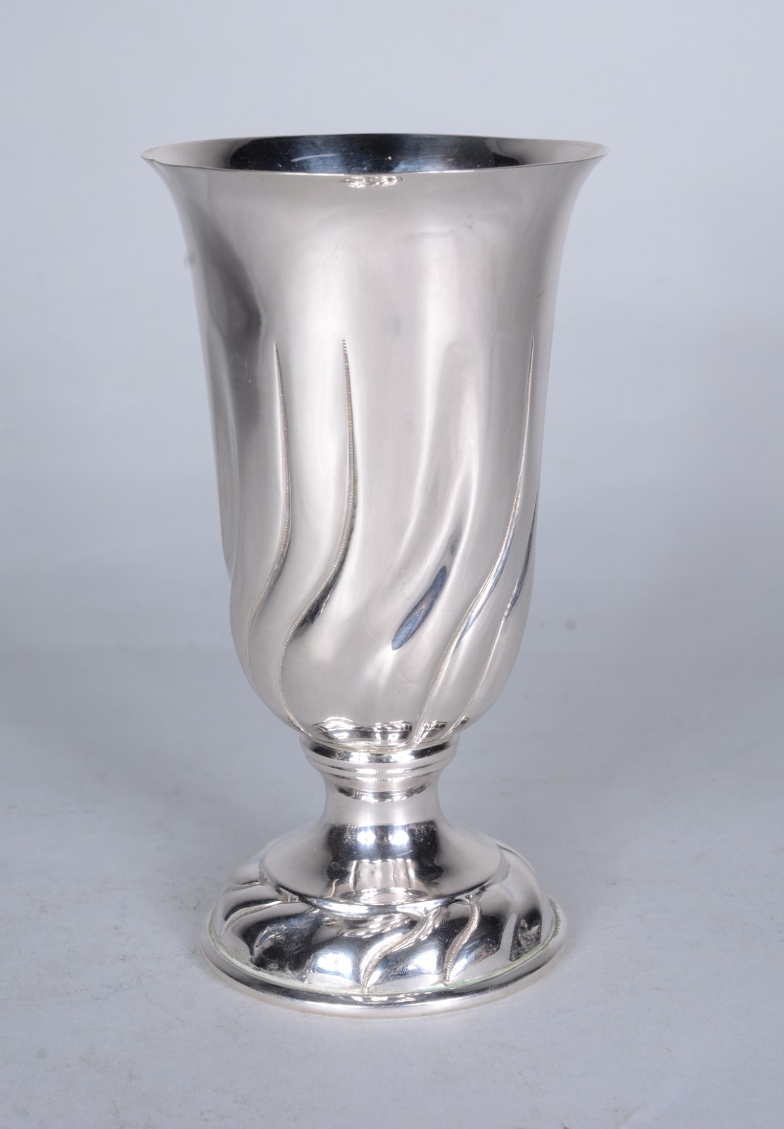 Vaso de prata, contraste 833 mls. Peso da prata: 133 g. (Por motivos... - foto 1 de 5