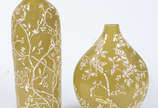 Dois vasos de porcelana  verde com pássaros e f... - Dois vasos de porcelana  verde com pássaros e folhas em relevo . Altura  : 30