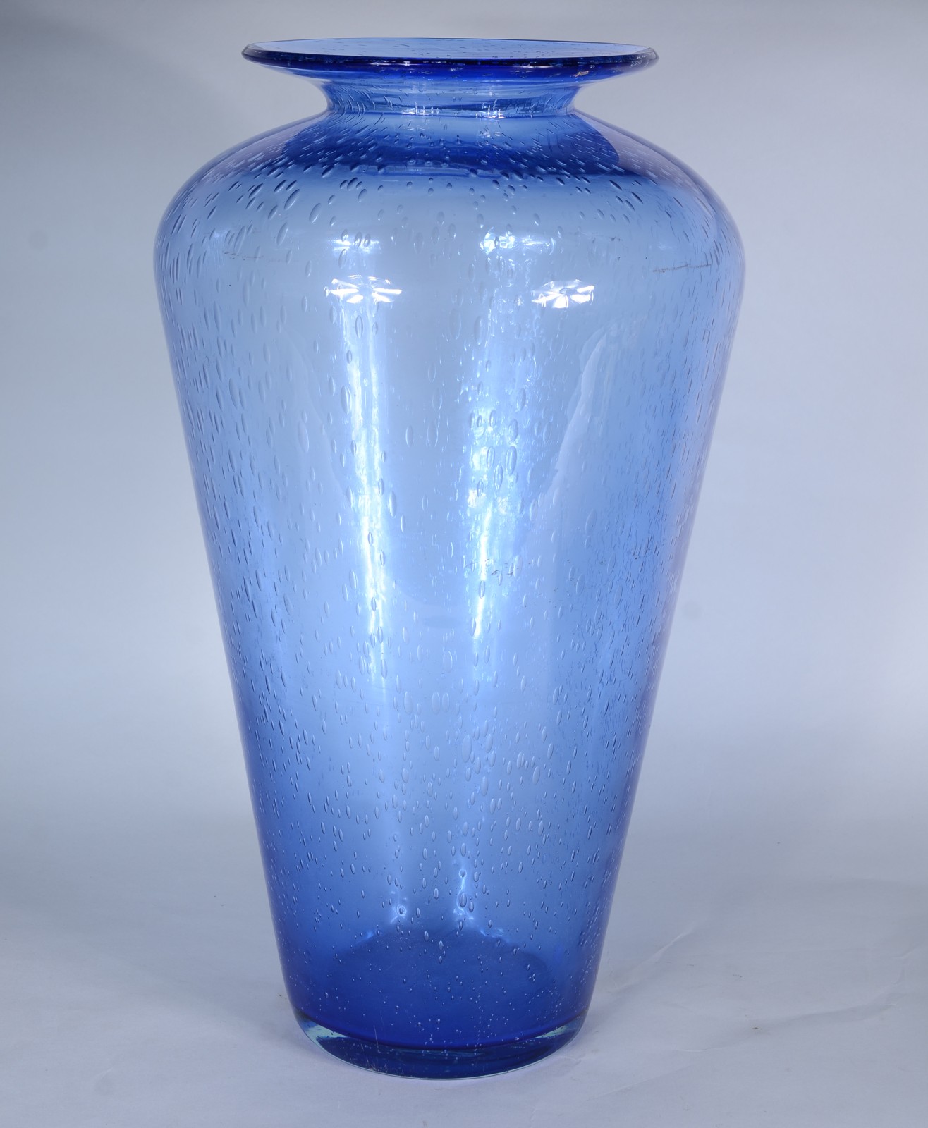 Vaso decorativo de vidro na cor azul com bolhas internas. - foto 1 de 6