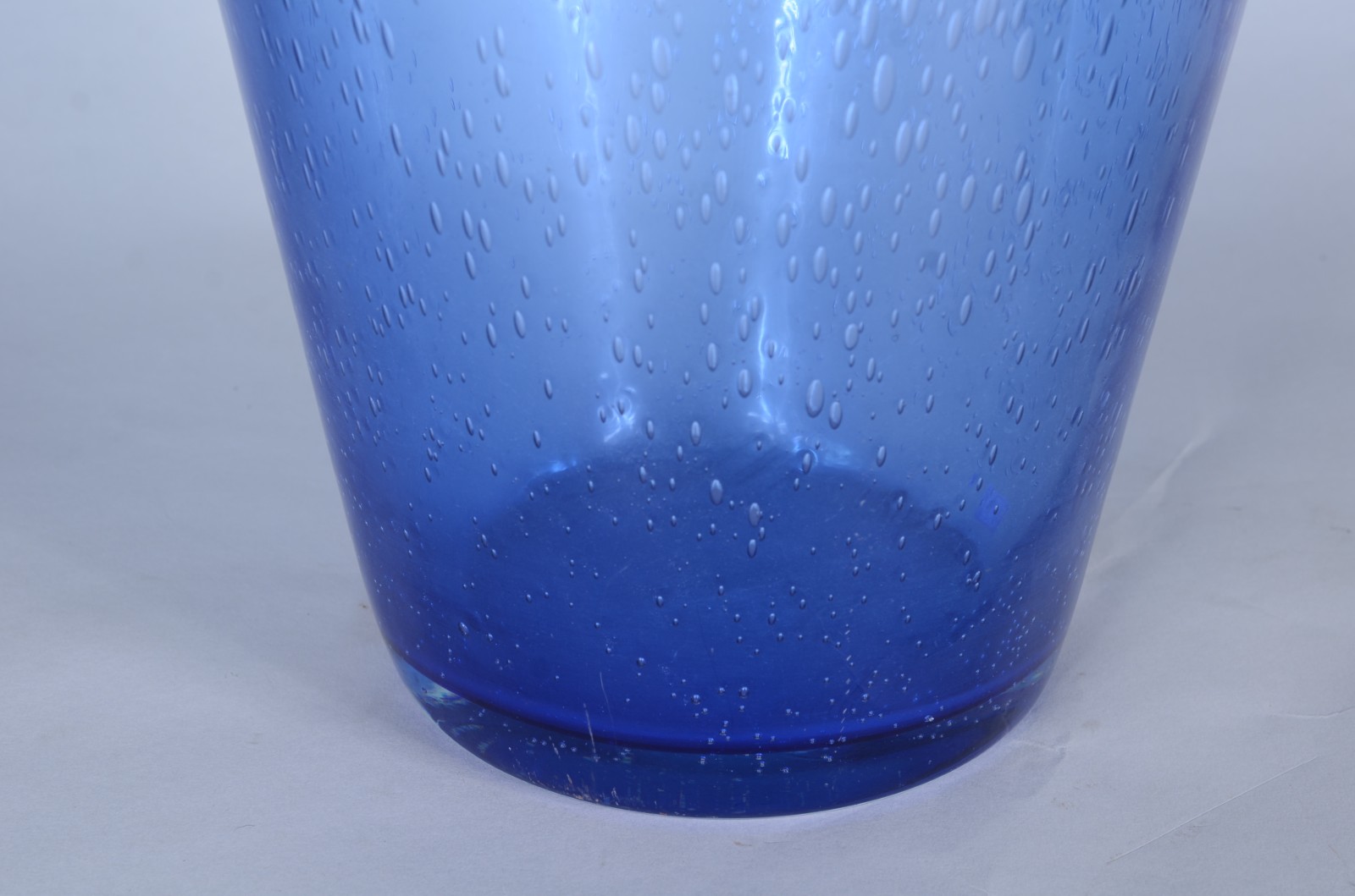Vaso decorativo de vidro na cor azul com bolhas internas. - foto 2 de 6