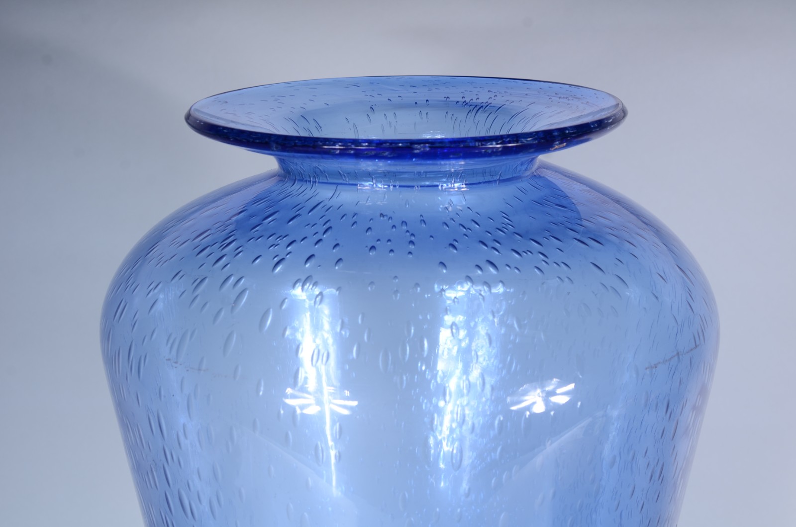 Vaso decorativo de vidro na cor azul com bolhas internas. - foto 3 de 6