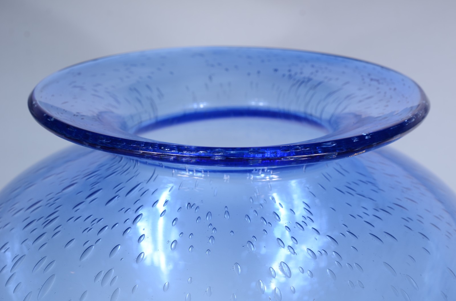 Vaso decorativo de vidro na cor azul com bolhas internas. - foto 4 de 6
