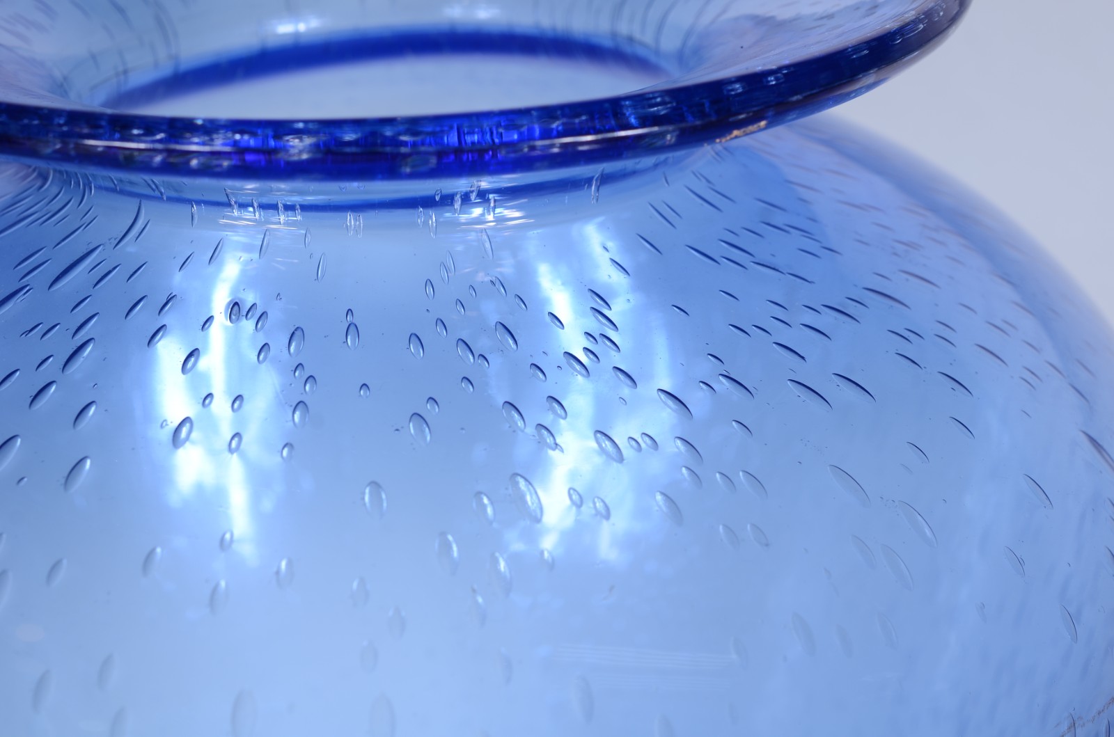 Vaso decorativo de vidro na cor azul com bolhas internas. - foto 5 de 6