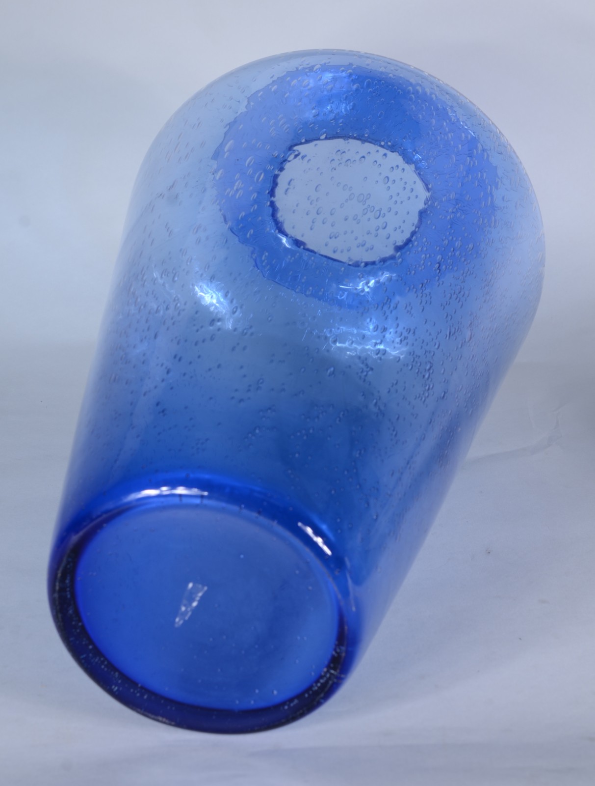 Vaso decorativo de vidro na cor azul com bolhas internas. - foto 6 de 6