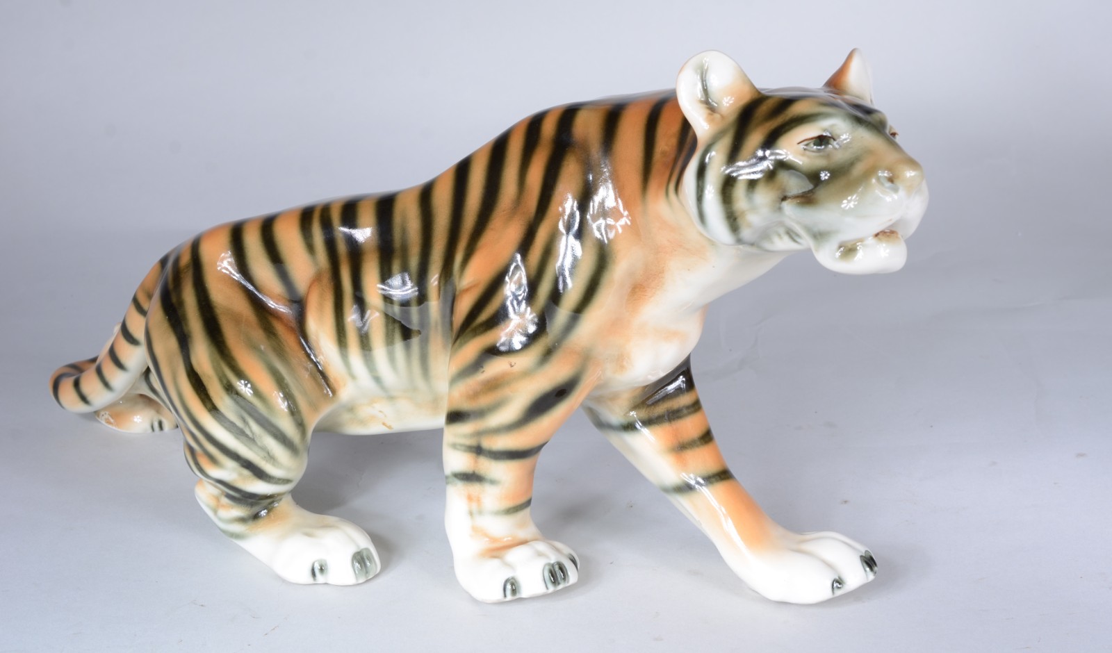 Estatueta de porcelana policromada representando tigre. - foto 1 de 8