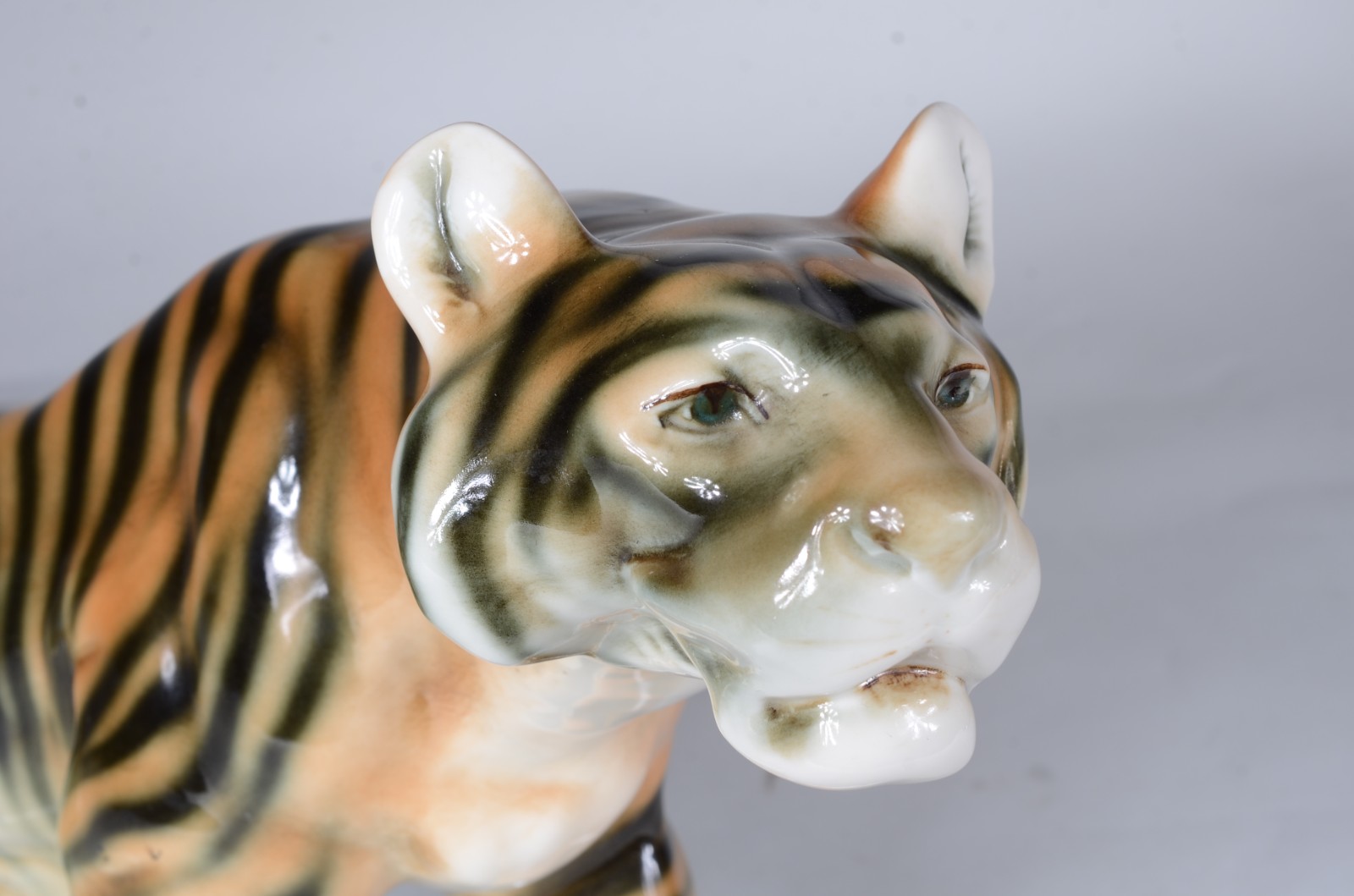 Estatueta de porcelana policromada representando tigre. - foto 2 de 8