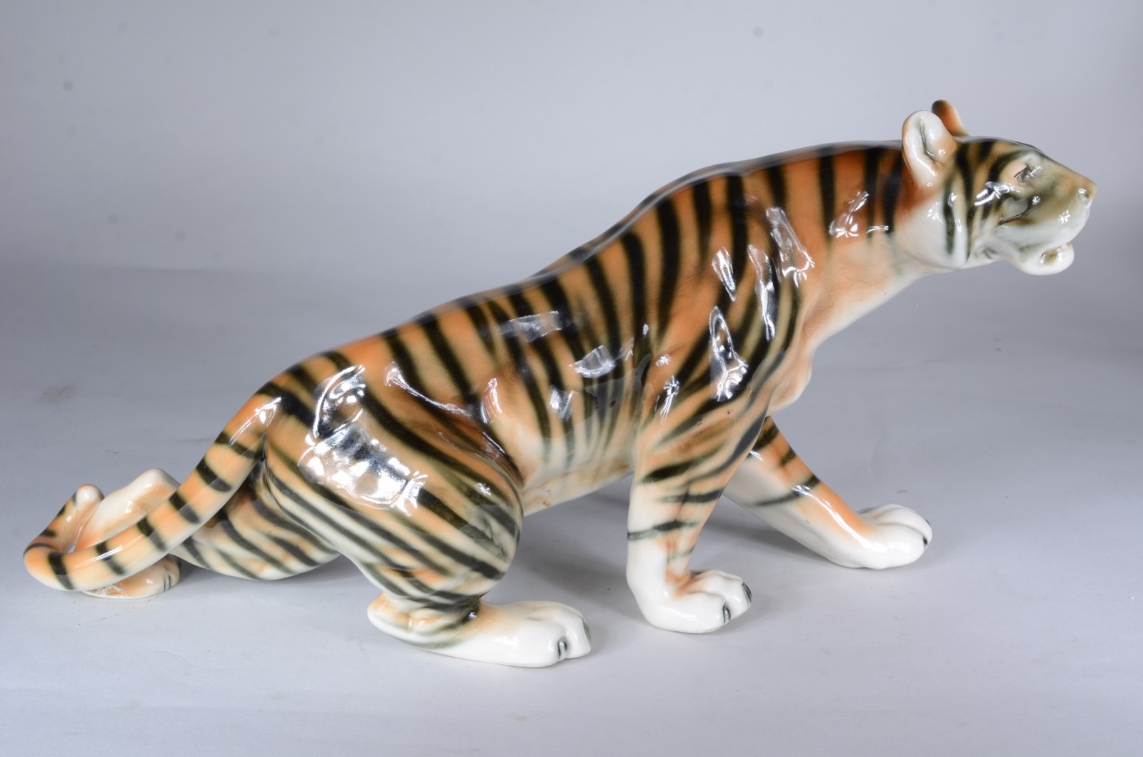 Estatueta de porcelana policromada representando tigre. - foto 3 de 8