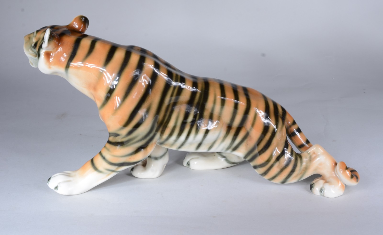 Estatueta de porcelana policromada representando tigre. - foto 4 de 8