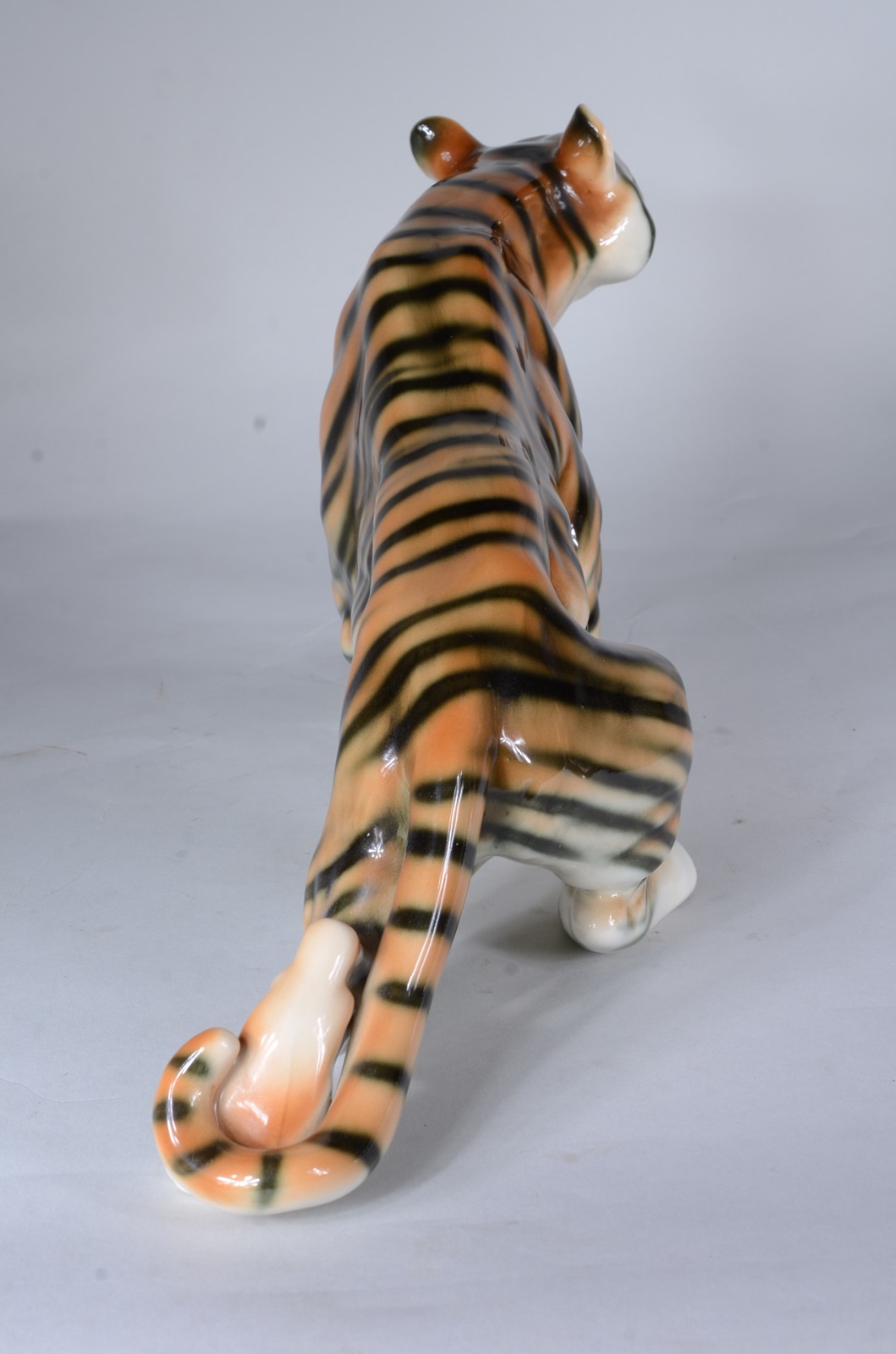 Estatueta de porcelana policromada representando tigre. - foto 6 de 8