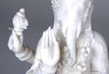 Duas peças, sendo: grupo escultórico de faiança... - Duas peças, sendo: grupo escultórico de faiança portuguesa policromada Caldas da Rainha e estatueta Blanc de Chine representando "Divindade Indi...