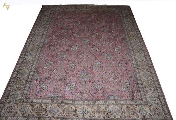 Tapete Kashan. Medidas 2,51 x 3,36 m.