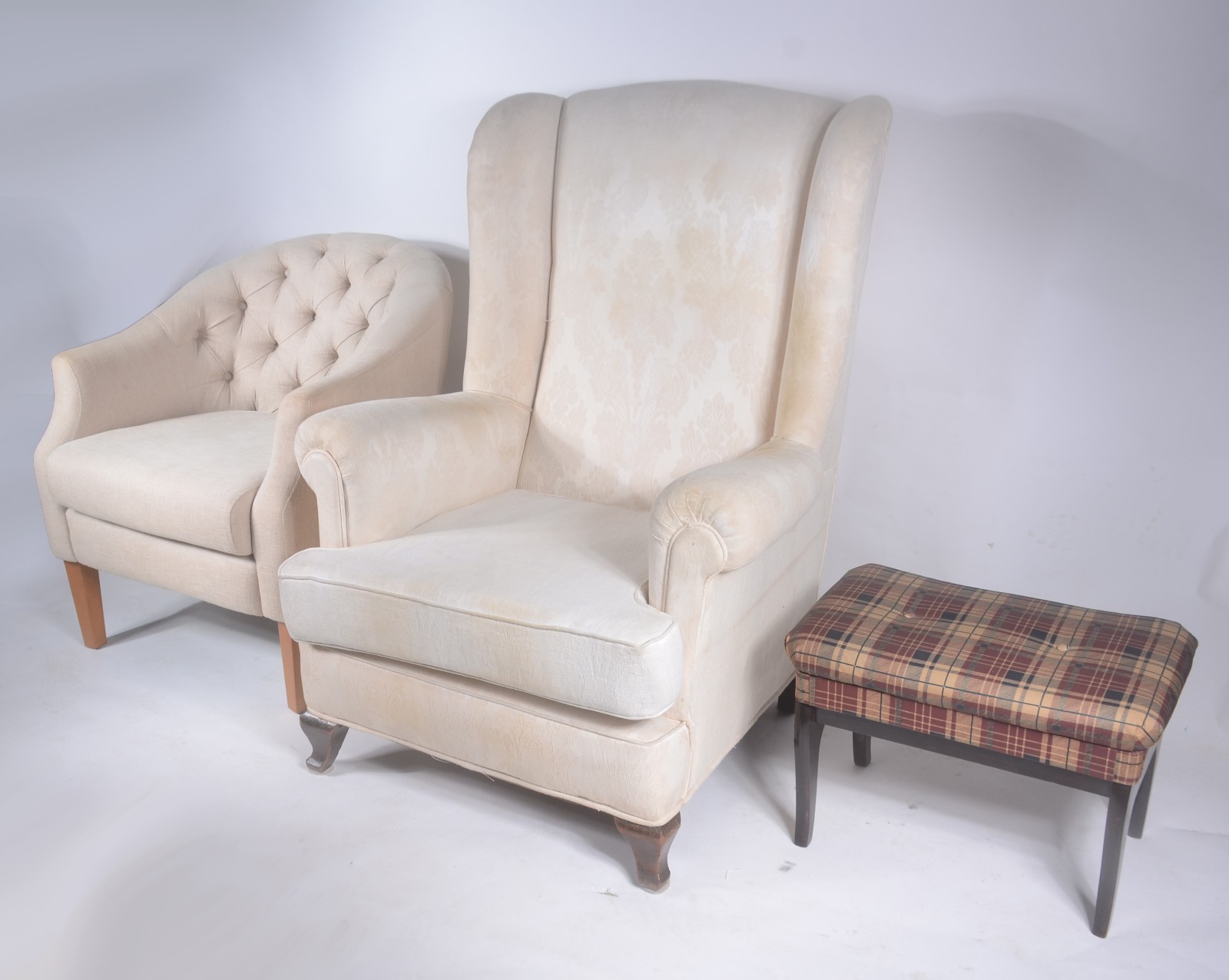 Três móveis diversos, sendo: Bergere e poltrona estofadas e, banqueta... - foto 1 de 9