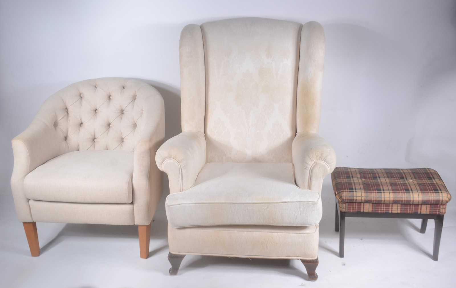 Três móveis diversos, sendo: Bergere e poltrona estofadas e, banqueta... - foto 2 de 9