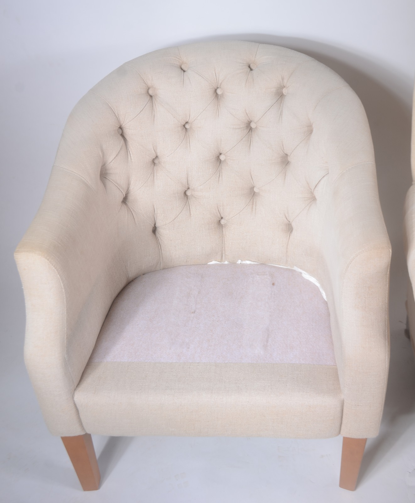 Três móveis diversos, sendo: Bergere e poltrona estofadas e, banqueta... - foto 3 de 9