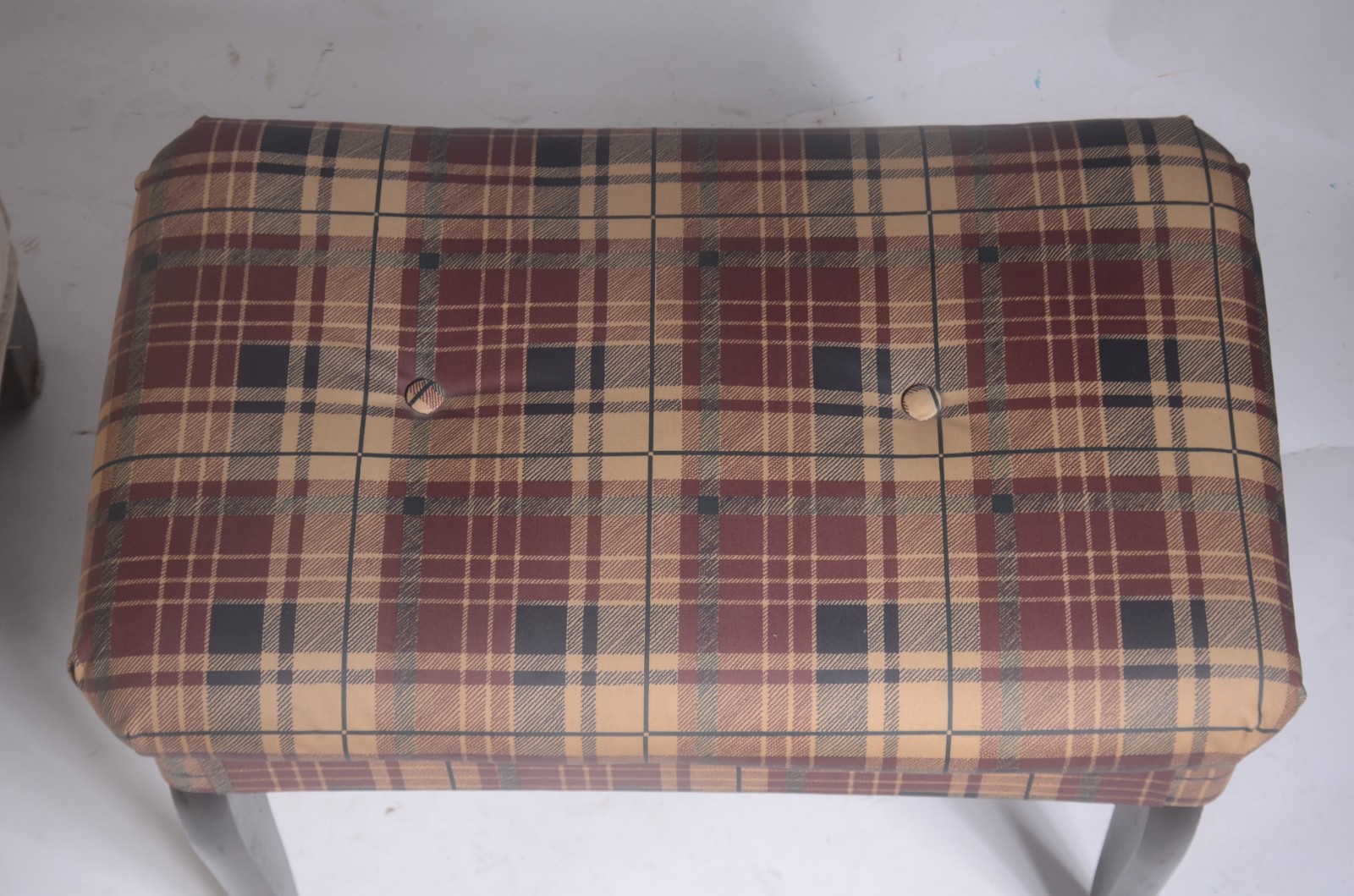 Três móveis diversos, sendo: Bergere e poltrona estofadas e, banqueta... - foto 4 de 9