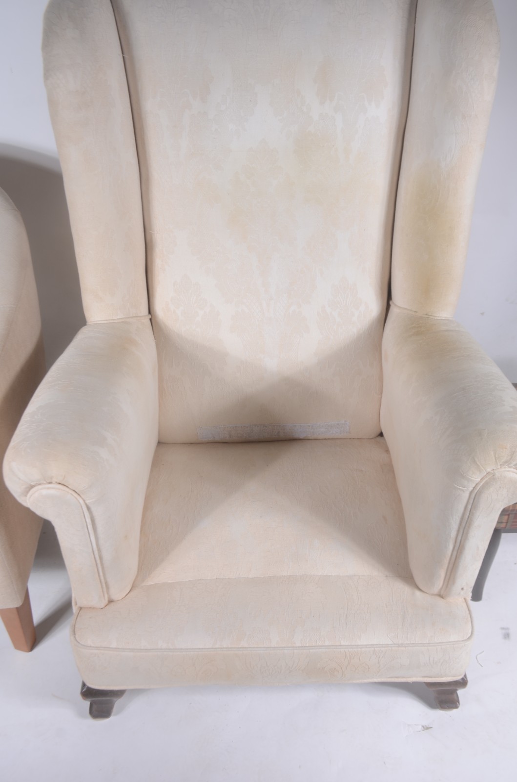 Três móveis diversos, sendo: Bergere e poltrona estofadas e, banqueta... - foto 5 de 9