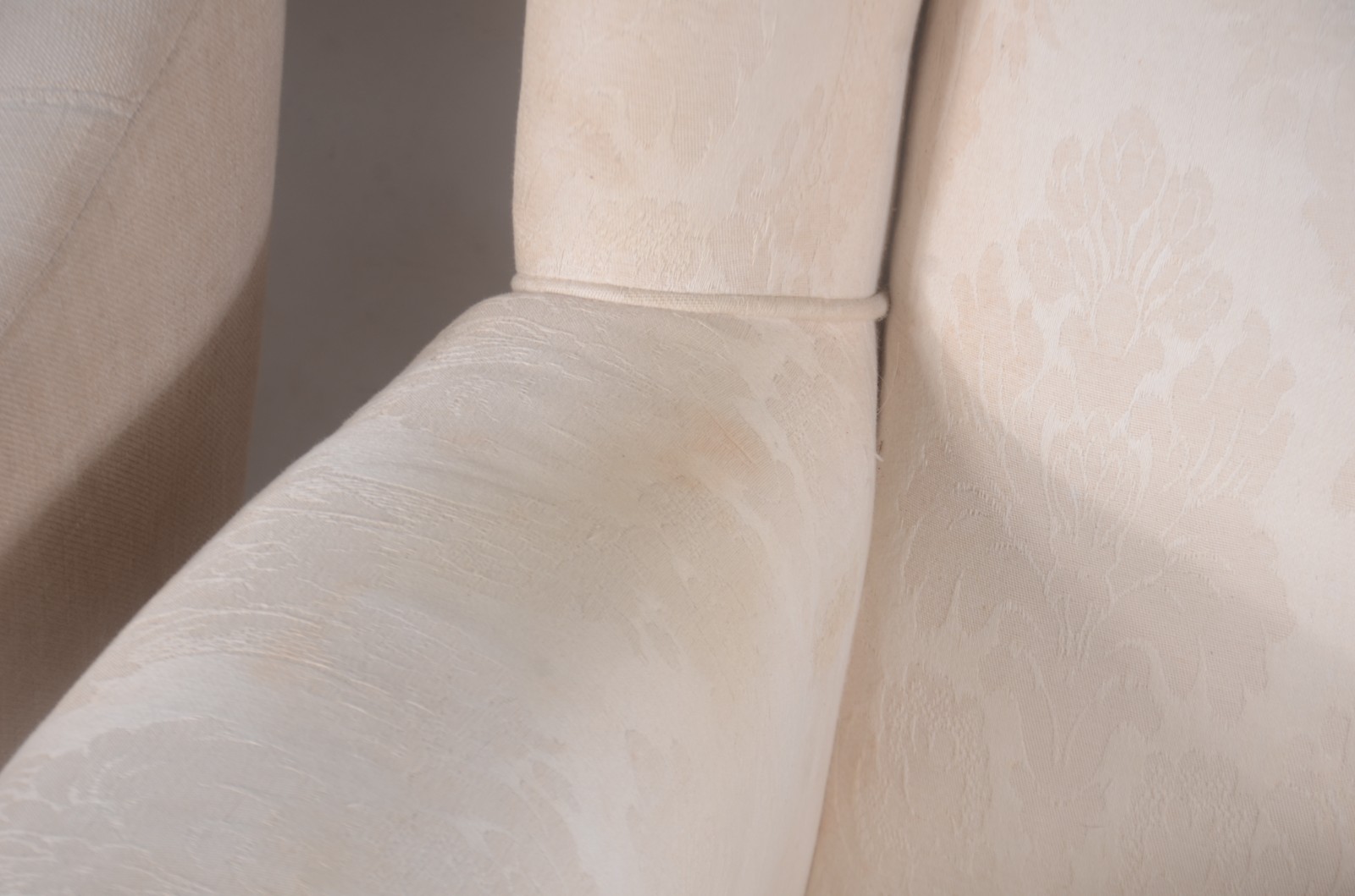 Três móveis diversos, sendo: Bergere e poltrona estofadas e, banqueta... - foto 7 de 9