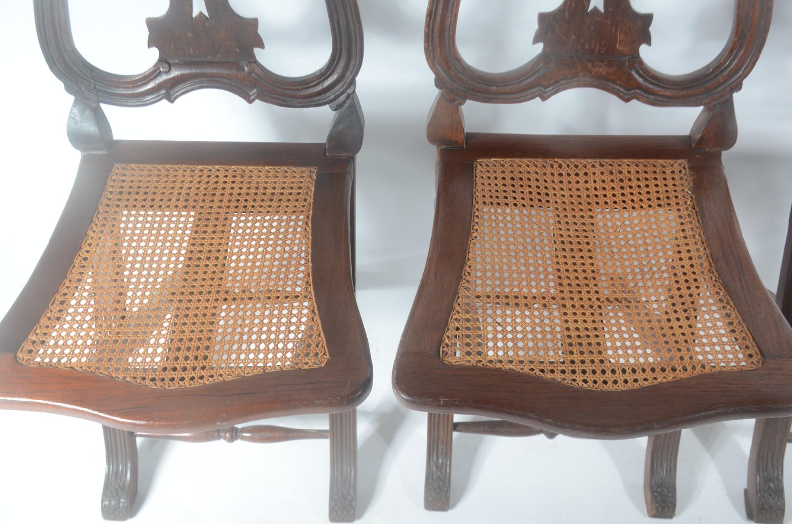 Conjunto com 5 cadeiras articuladas de madeira nobre, sendo 2 com... - foto 4 de 8