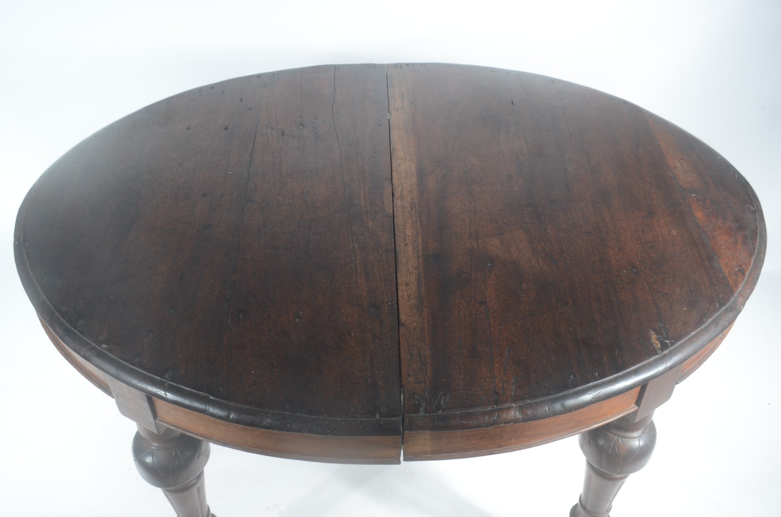 Mesa de jantar de madeira nobre, tampo feitio oval com 2 tabuas... - foto 3 de 10
