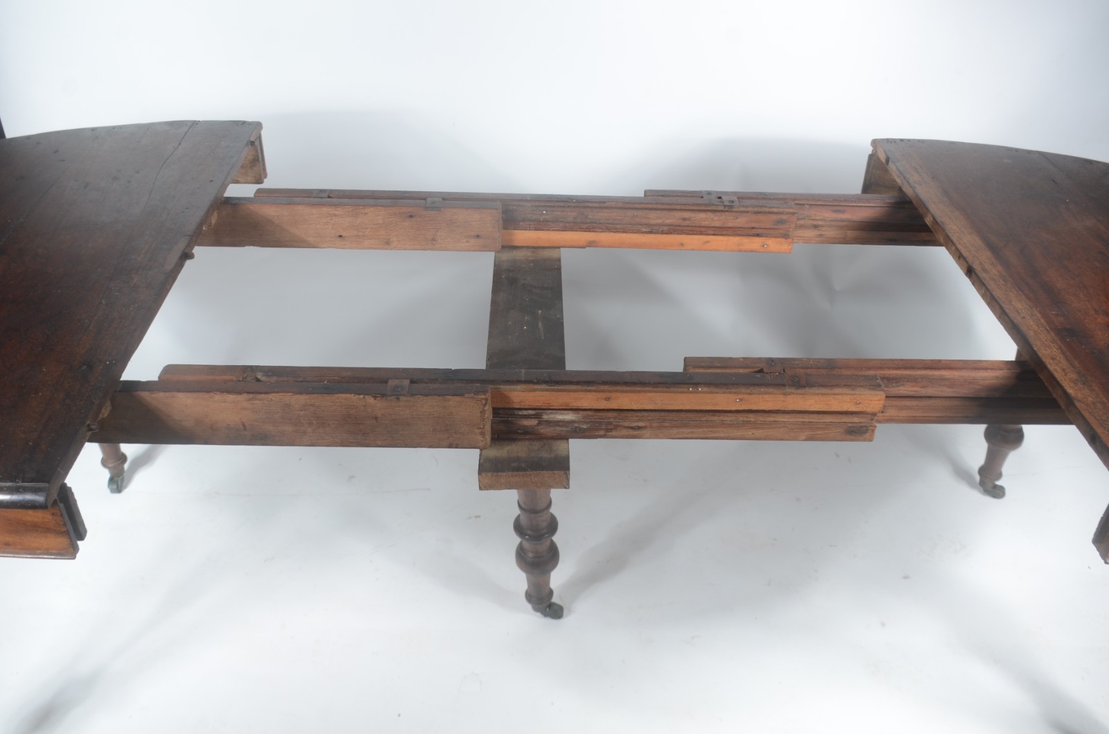 Mesa de jantar de madeira nobre, tampo feitio oval com 2 tabuas... - foto 4 de 10