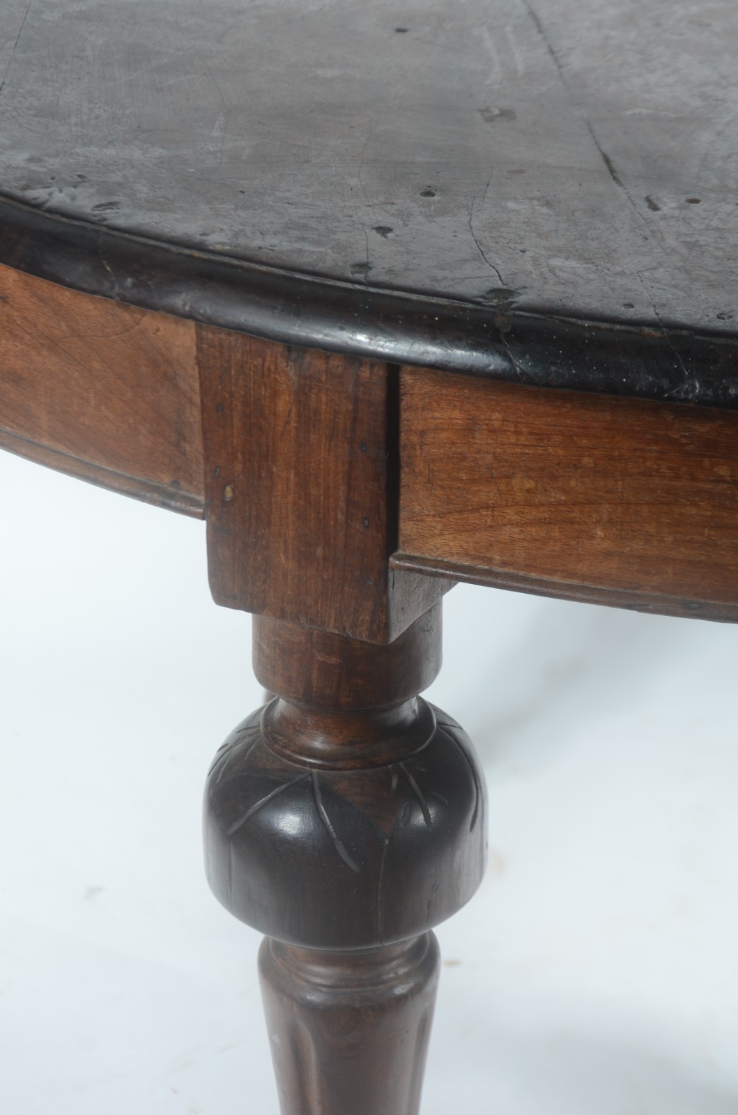 Mesa de jantar de madeira nobre, tampo feitio oval com 2 tabuas... - foto 5 de 10