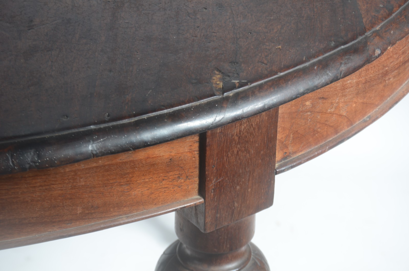 Mesa de jantar de madeira nobre, tampo feitio oval com 2 tabuas... - foto 6 de 10