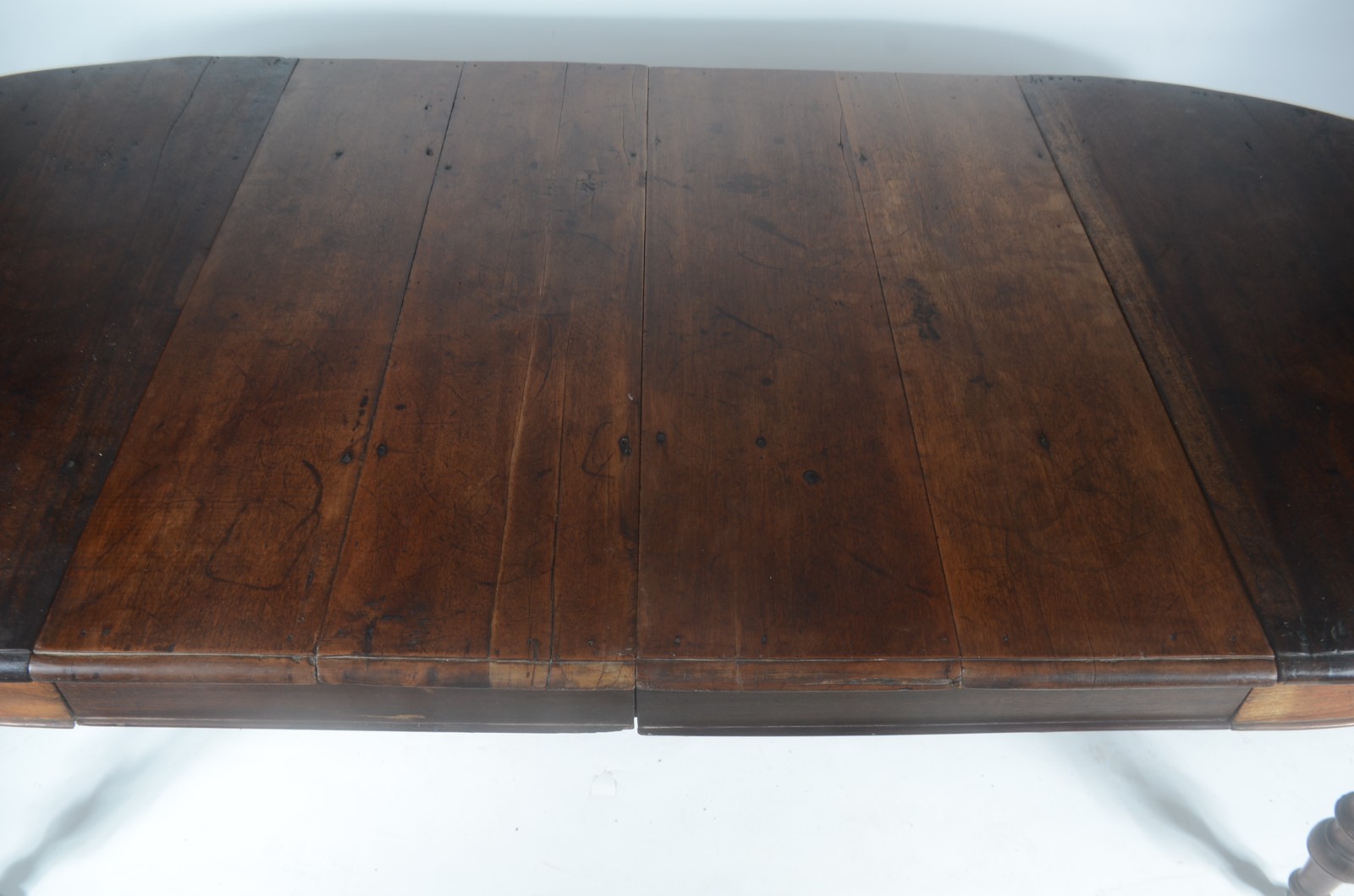 Mesa de jantar de madeira nobre, tampo feitio oval com 2 tabuas... - foto 7 de 10
