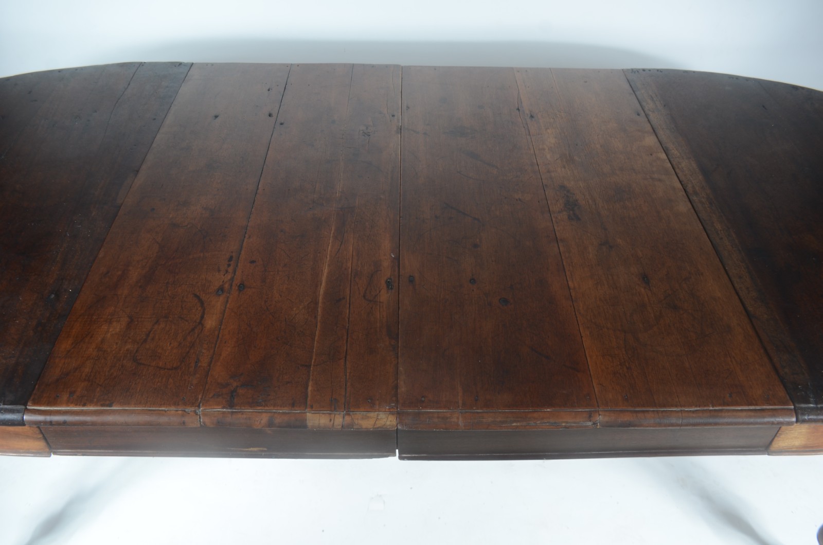 Mesa de jantar de madeira nobre, tampo feitio oval com 2 tabuas... - foto 8 de 10