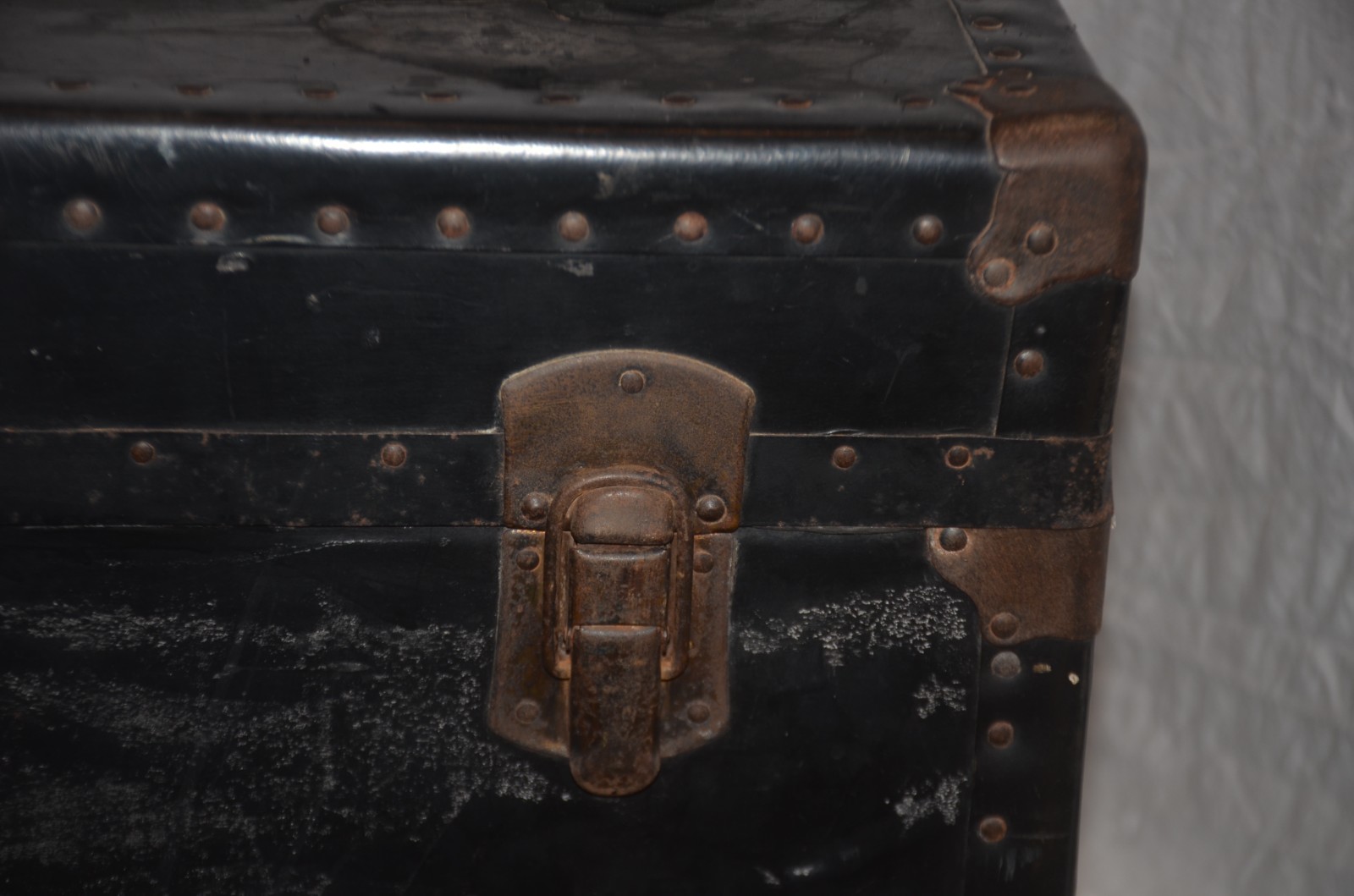 Baú de couro para viagem com tacheados e ferragens aparentes... - foto 7 de 7